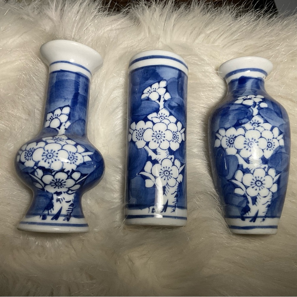 Minature vase set 3 painted floral vintage cobalt blue white porcelain 70s 1970s